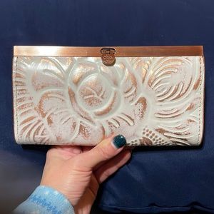 NWOT Patricia Nash ivory and rose gold wallet